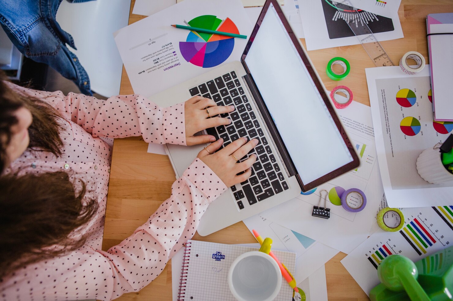 Student presenting a Constructivist render on a screen